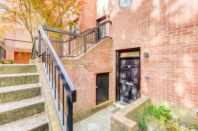 Foto del edificio - Unique Urban Oasis with Exquisite Upgrades...