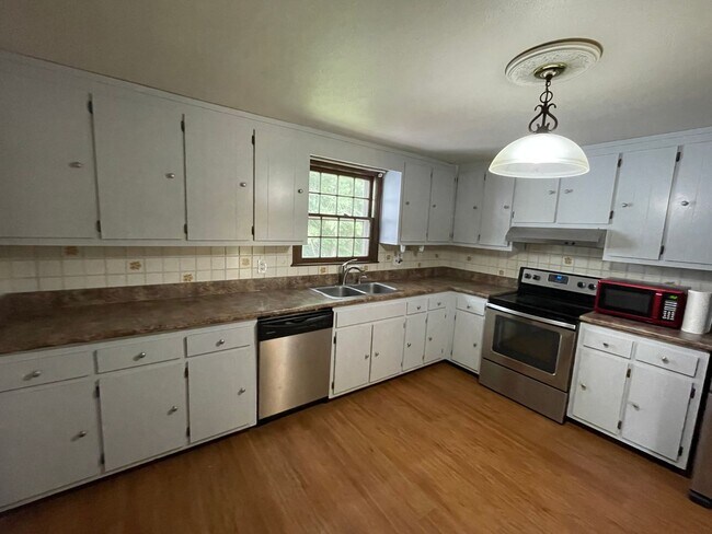 Foto del edificio - Three bedroom single family home on 1/2 ac...