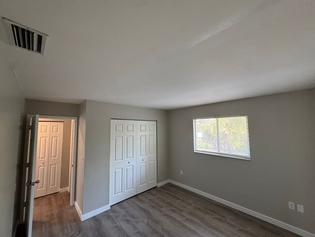 Building Photo - 927 33rd Ave W