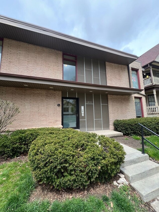 Primary Photo - 1851 N Oakland Ave