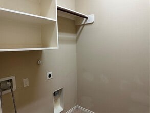 Building Photo - 5526 Stoneridge Ct