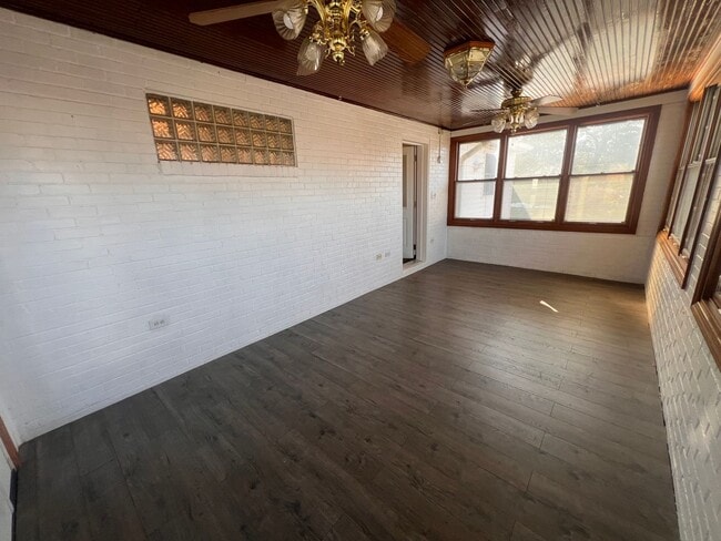 Building Photo - Pittsburgh - 2 Bedroom 1.5 Bathroom - Home...
