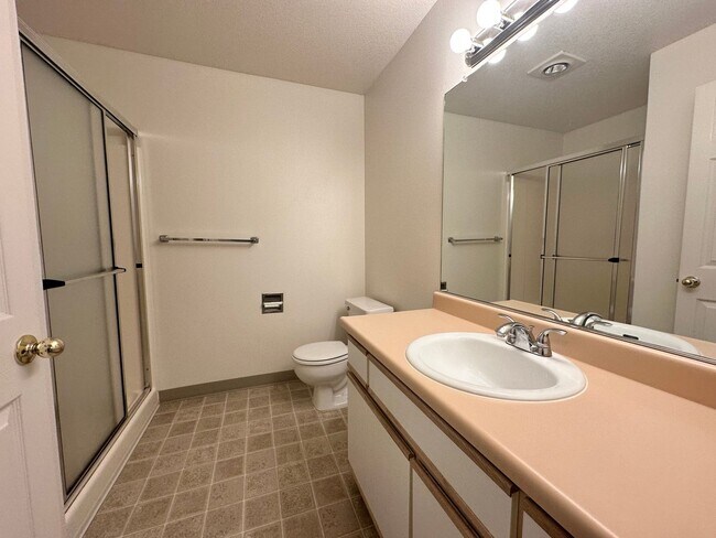 Foto del edificio - 2 Bedroom SW Portland Ground Level Apartment with Garbage Included!