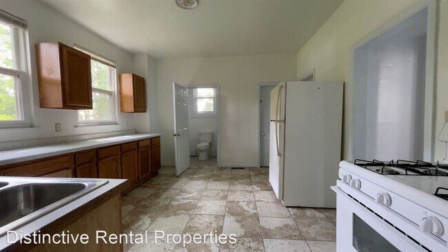 Building Photo - 3 br, 1.5 bath House - 1833 Salem St
