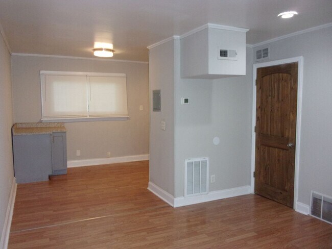 Foto del edificio - 2 Bedroom 1 Bath Townhome Minutes to Uptow...