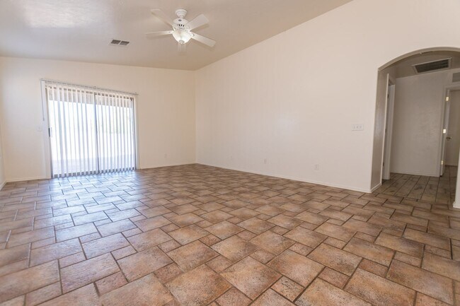 Building Photo - Great Open Floor Plan 3 Bedroom, 2 Bath Ho...
