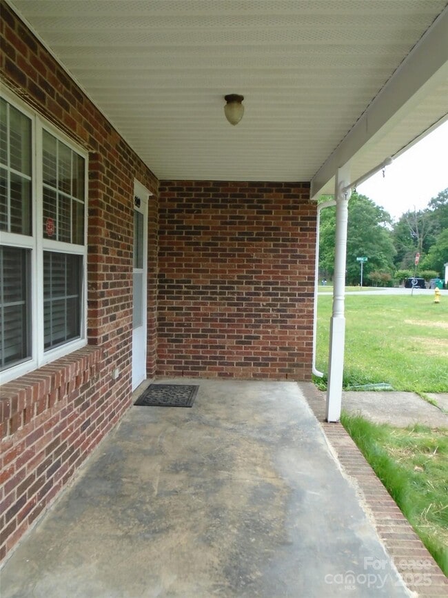 Foto del edificio - 8149 Westbourne Dr