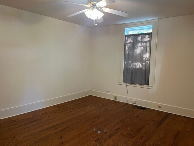 Building Photo - Private Apartment in Normaltown Athens