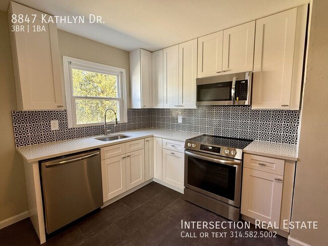 Building Photo - Recently Renovated 3 Bedroom/1Bath with Lo...