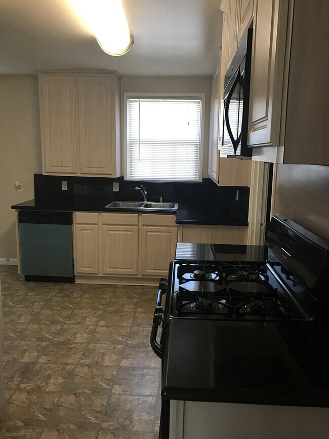 Foto del edificio - Spacious 2 Bedroom 1 Bath House in Oakland...
