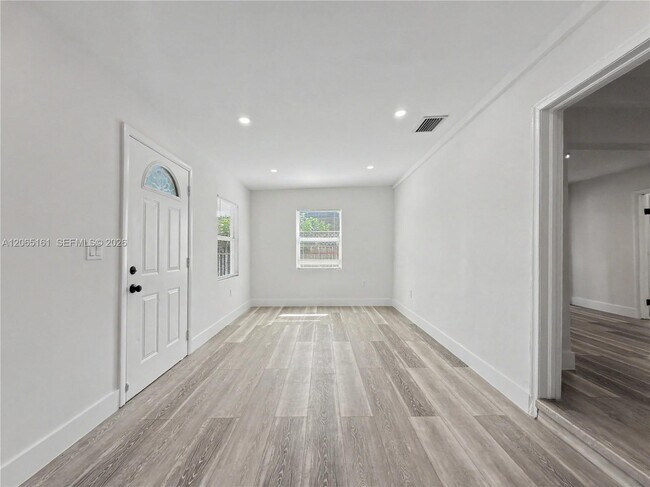 Foto del edificio - 228 NW 39th St