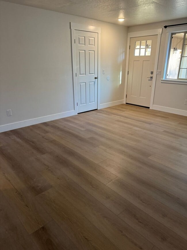Building Photo - Updated Duplex in SE Bend