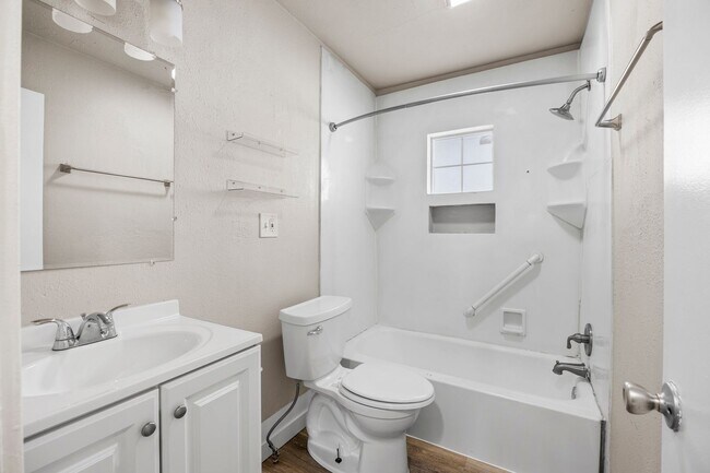 Building Photo - 1406 E 27th Ct