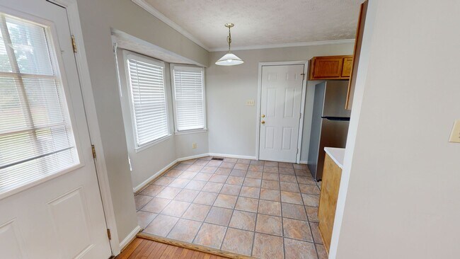 Building Photo - Charming Single-Level 3 Bedroom Home Close...