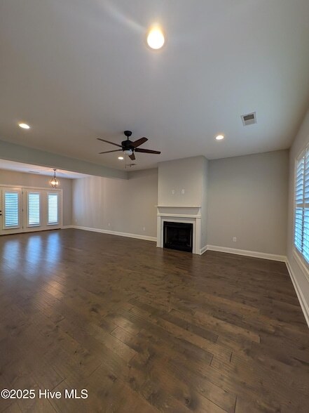 Foto del edificio - 129 Pinebranch Ct