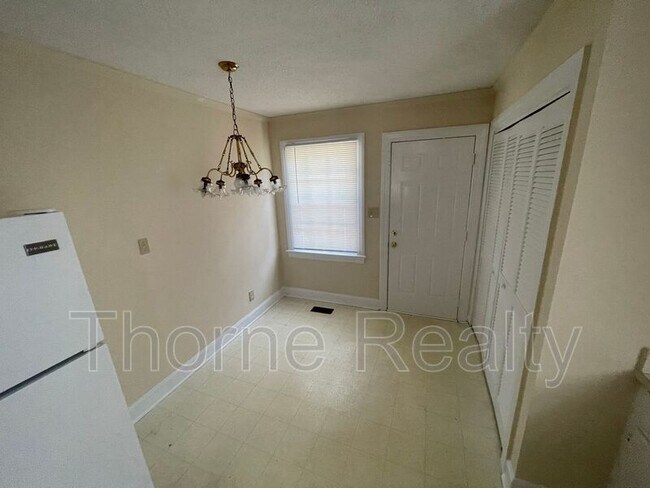 Foto del edificio - 3540 Marguerite Ln NW
