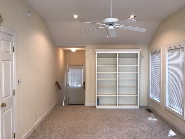 Building Photo - 952 Hawthorne Ln