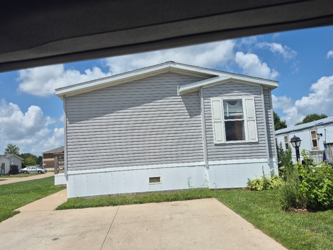 Building Photo - 120 Golfview Ct