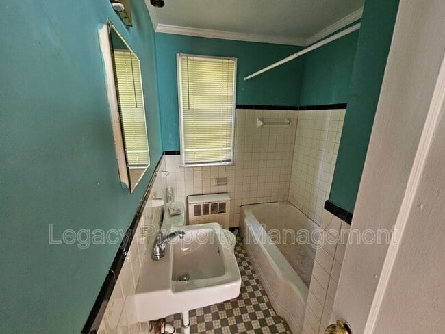 Building Photo - 1400 Roslyn Dr