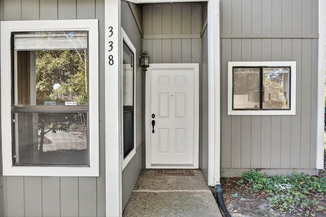 Foto del edificio - Newly Renovated 3/2.5 bath End-Unit Townhome with Vaulted Ceilings – Minutes to I-680 & Downtown!