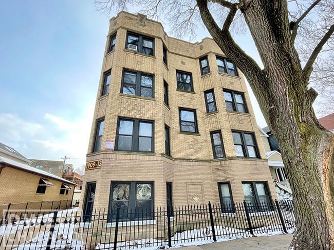 Building Photo - 1911 W Larchmont Ave