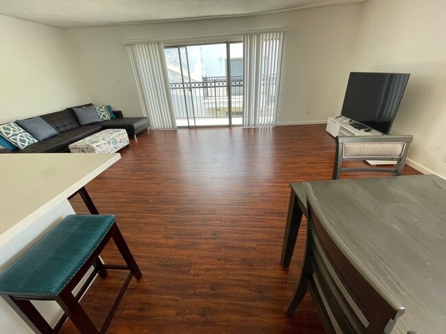 Building Photo - 136 S Palm Dr