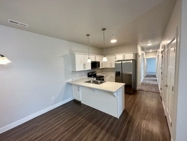 Building Photo - Bright 3 bed Condo with Pool, HOA, and Great Amenities!!