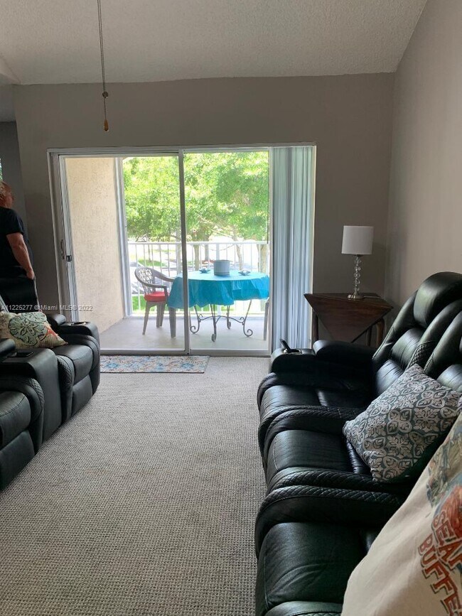 Foto del edificio - 242 Village Blvd