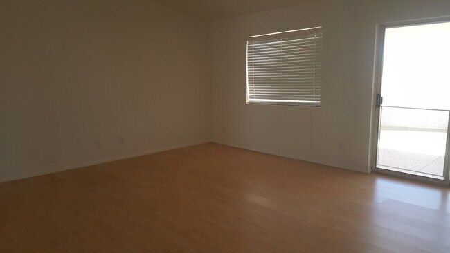 Building Photo - Pool Home Unfurnished Long Term