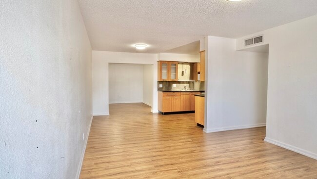 Building Photo - 1136 W 9th St
