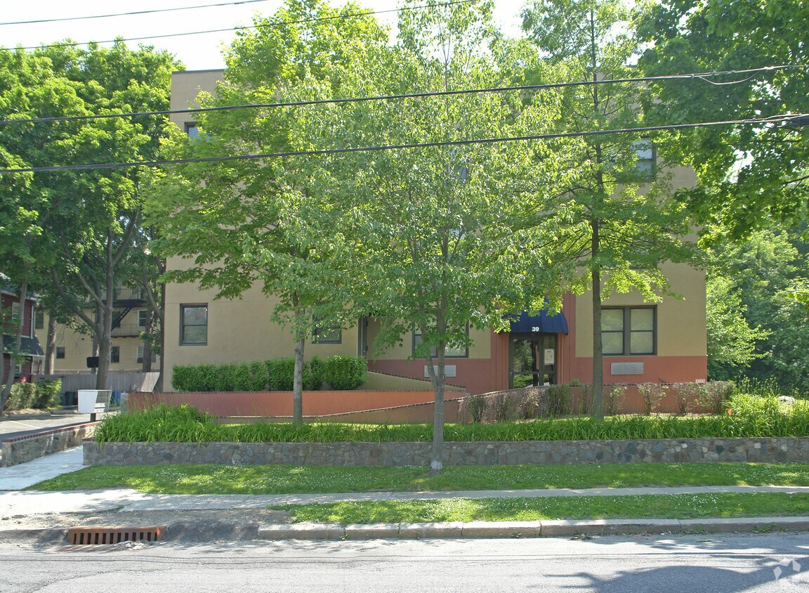 Building Photo - 39 Longview Ave