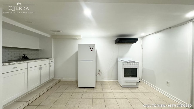 Building Photo - 90 Barons Av N
