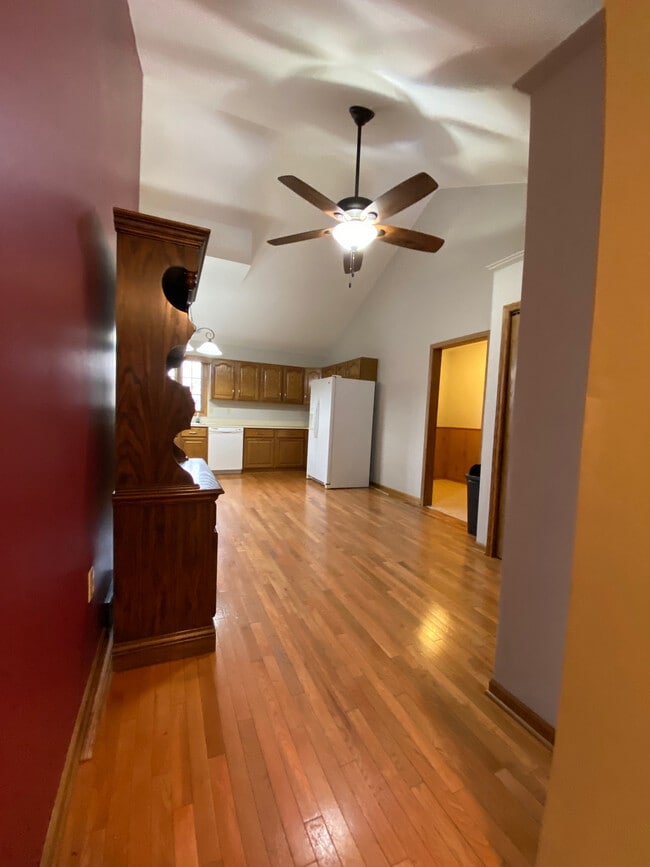 Building Photo - 558 Beachview Dr