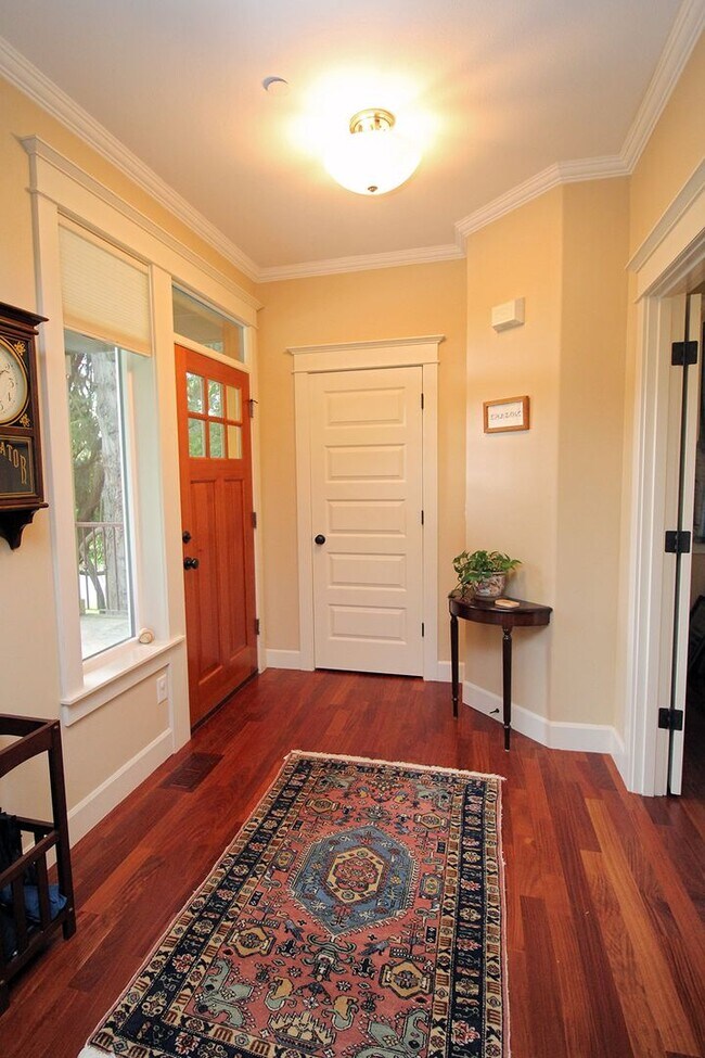 Foto del edificio - Fully Furnished Newer Construction Grand C...