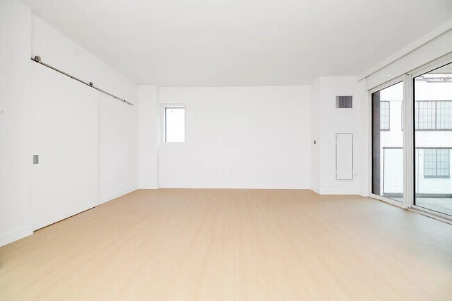 Building Photo - 572 Eleventh Avenue