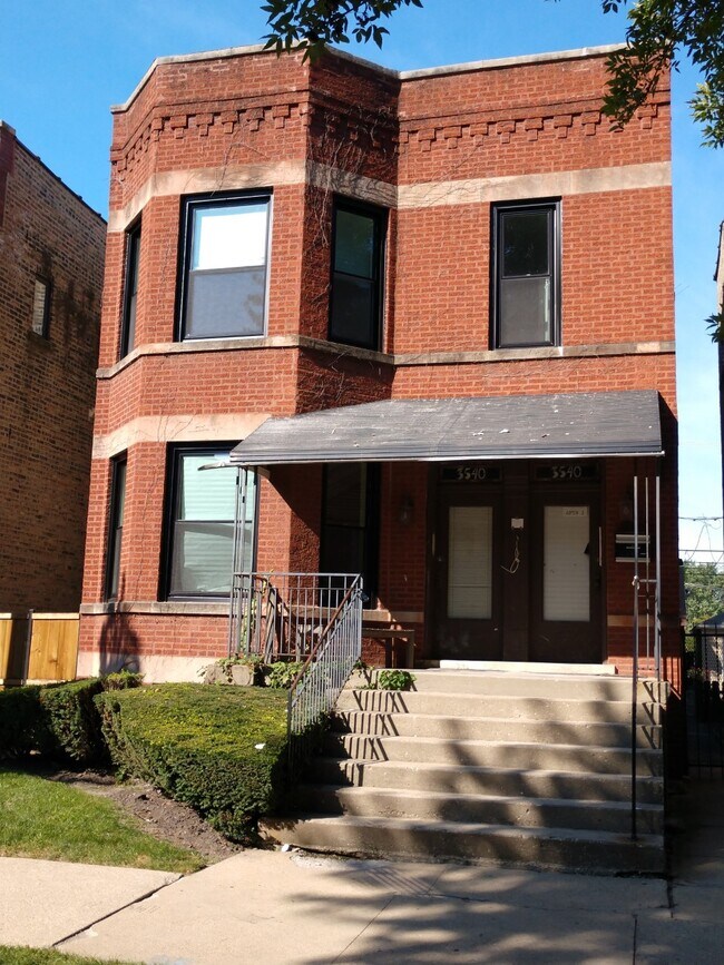 Building Photo - 3540 N Claremont Ave