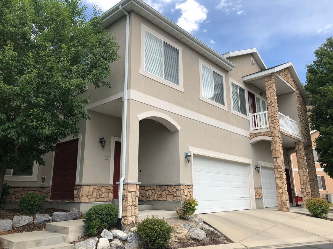 Foto principal - Wonderful 3 bed / 2 bath Condo with a pool