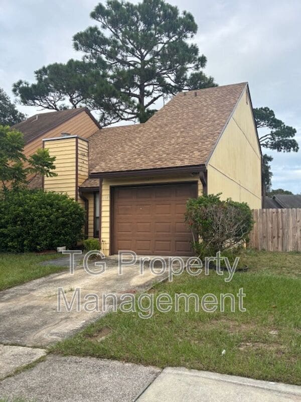 Building Photo - 11647 Fort Caroline Lakes Dr