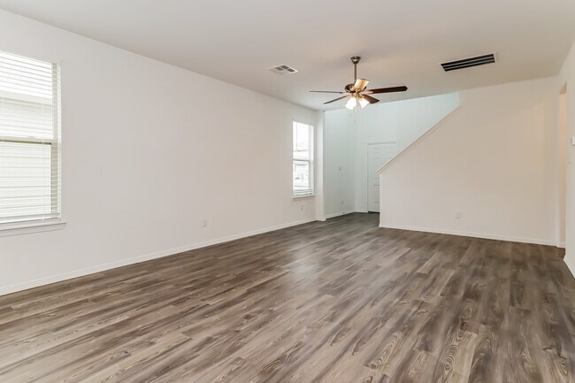 Foto del edificio - 16750 Rover Ln
