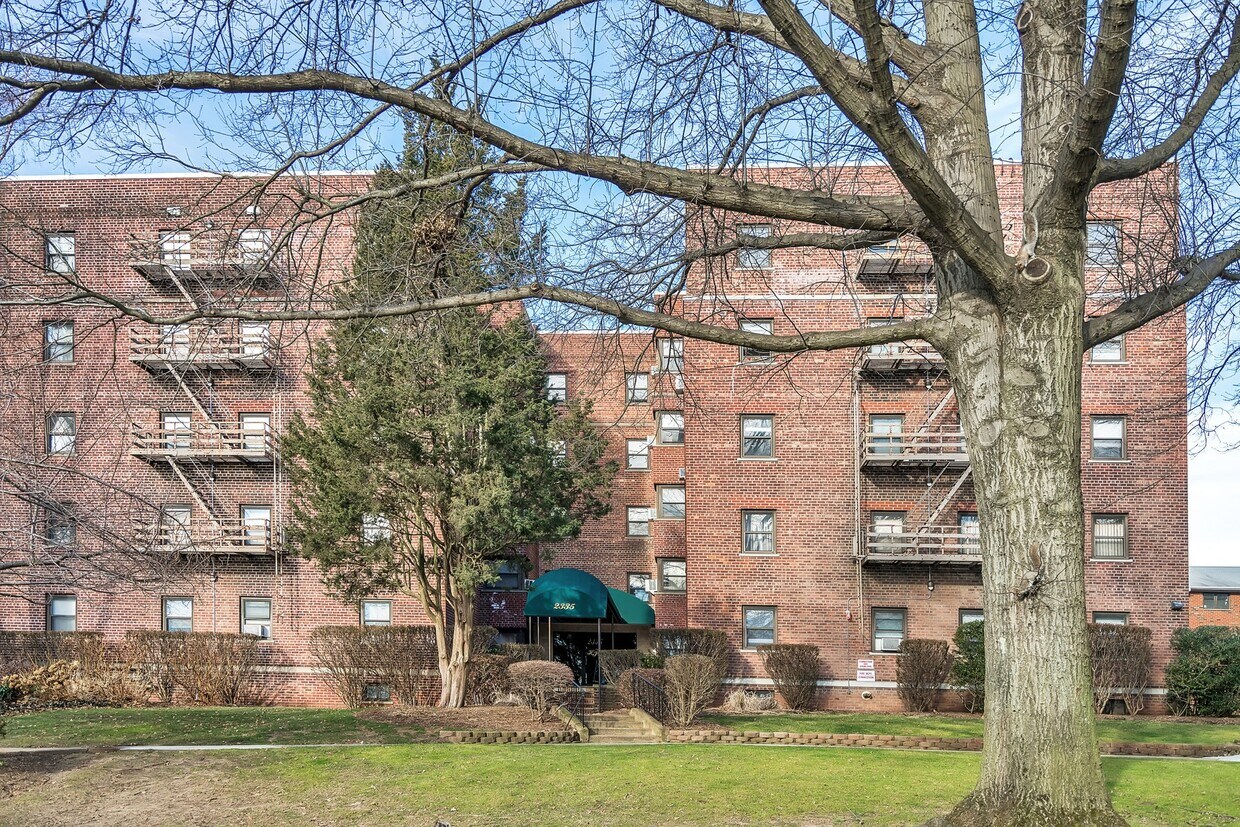 Primary Photo - 2335 Hudson Terrace