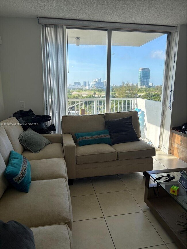Foto del edificio - 2020 NE 135th St