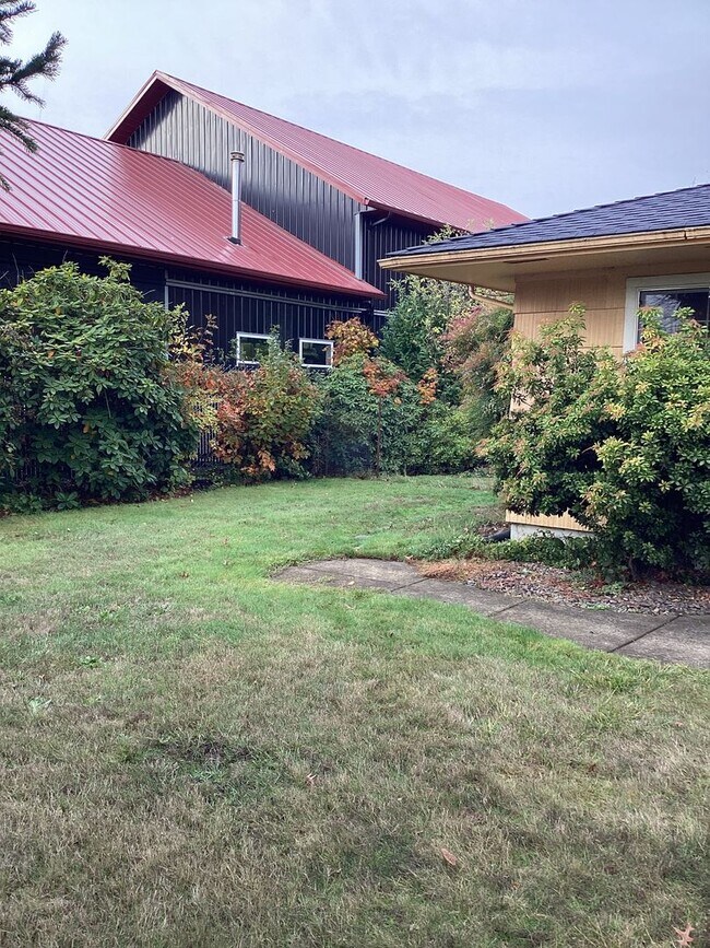 Foto del edificio - Cute 3 bedroom 2 bath with large fenced yard