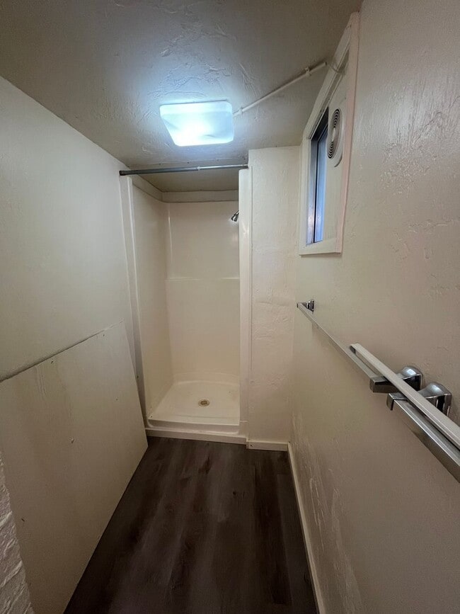 Building Photo - 1-Bedroom Apartment in downtown Eugene