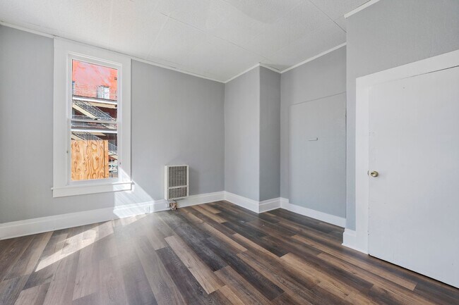 Foto del edificio - Modern 10-Room Downtown Gem – Ideal for Flexible Housing Use!