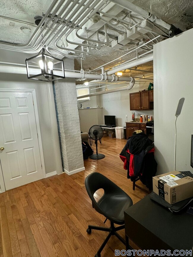 Building Photo - 463 Park Dr