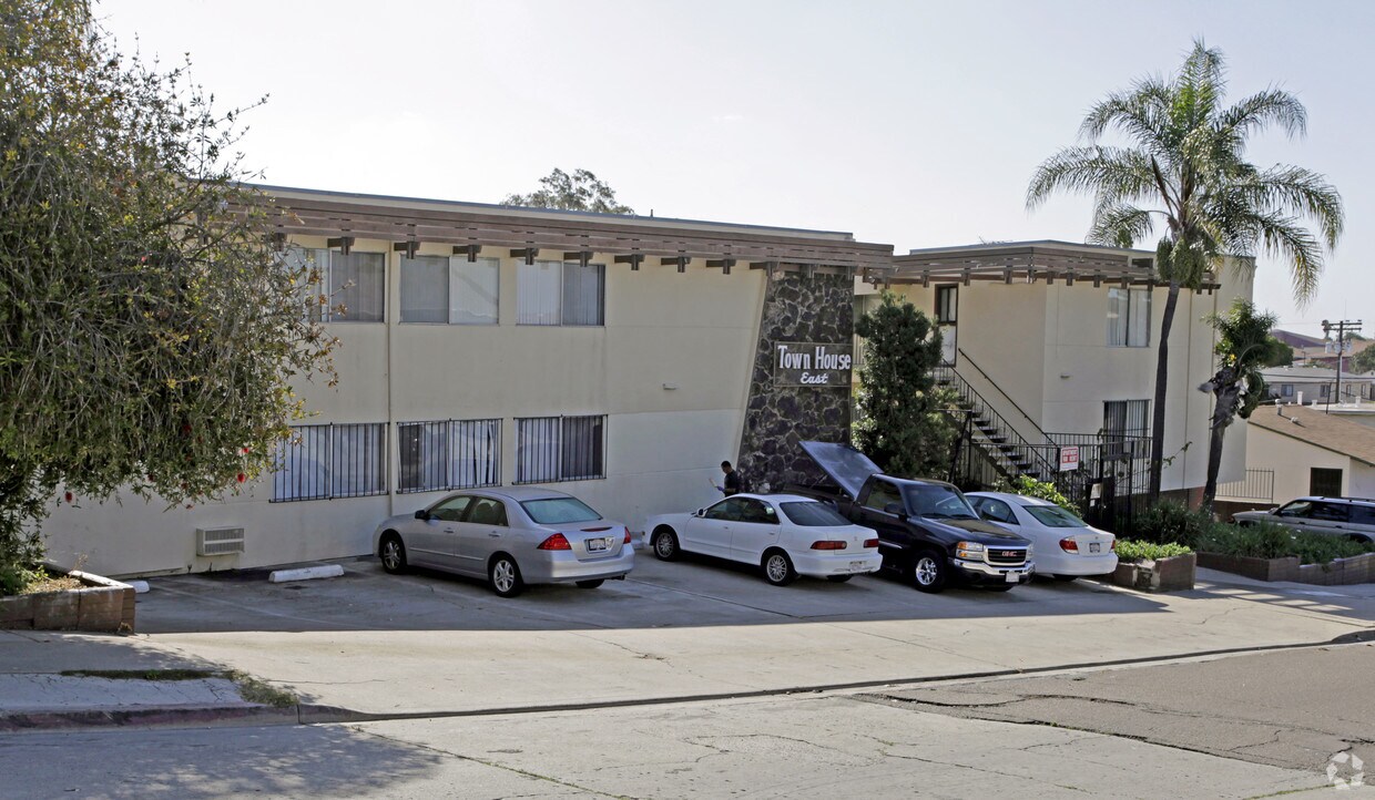 Building Photo - Townhouse East