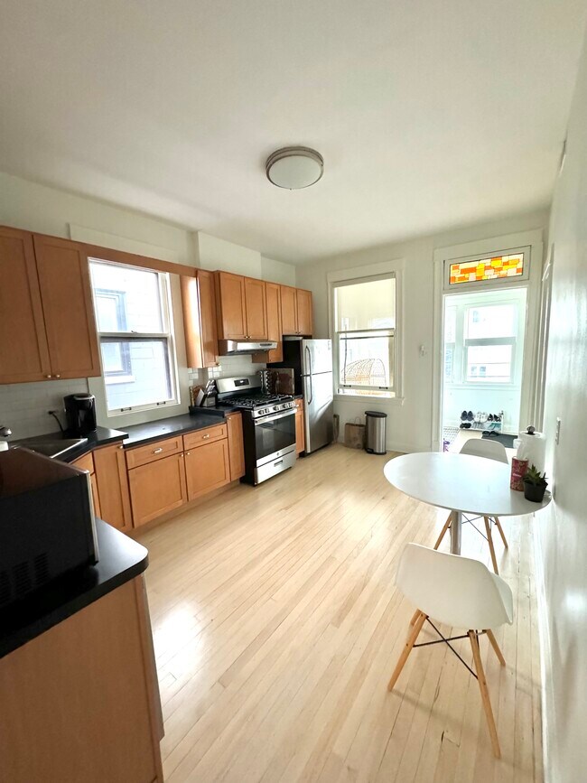 Foto del edificio - 2045 W Augusta Blvd