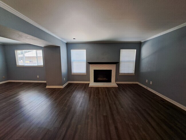 Building Photo - Luxurious, Stylish, and Spacious