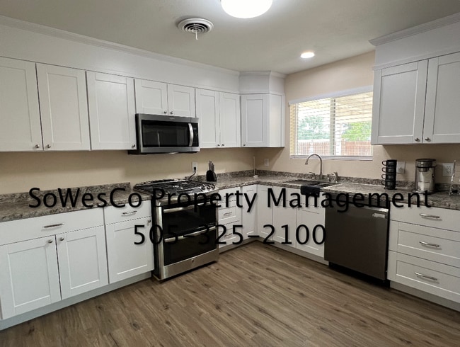 Foto del edificio - Beautiful Remodeled 3 Bed 2 Bath Furnished...
