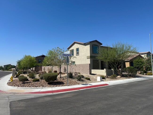 Building Photo - NW!! Solar!!  Gated!!  Bed and bath downst...